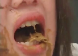 Moaning Japanese brunette ends up eating everything